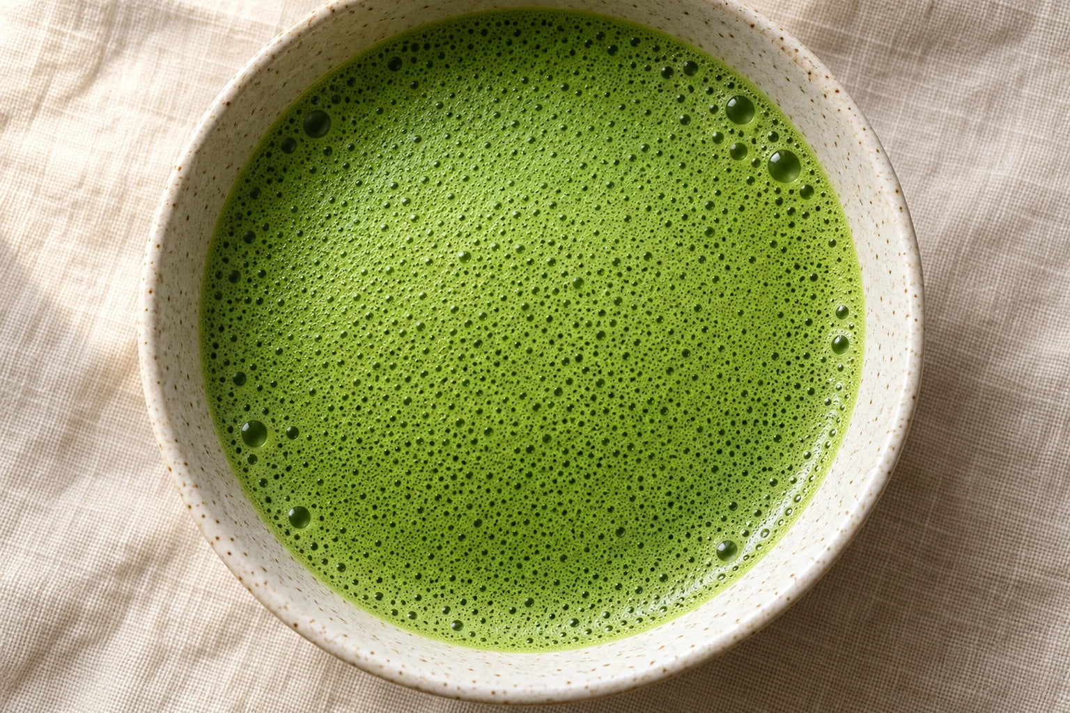 Pisket matcha i jadegrøn farve set fra oven
